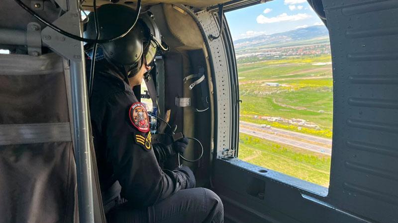 Ankara'da jandarmadan helikopter destekli trafik denetimiAnkara'da Kurban Bayramı arifesinde trafikte meydana gelebilecek olumsuzlukların önlenmesi amacıyla Jandarma Genel Komutanlığı tarafından helikopter destekli trafik denetimleri gerçekleştirildi.