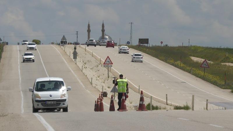 26 ilin geçiş güzergahı Kırşehir´de bayram arifesinde trafik denetimi Kurban Bayramı tatili nedeniyle trafikte yoğunluğun yaşandığı 26 ilin geçiş güzergahı olan Kırşehir’de ekipler herhangi bir olumsuzluk olmaması adına denetimlerini artırdı.