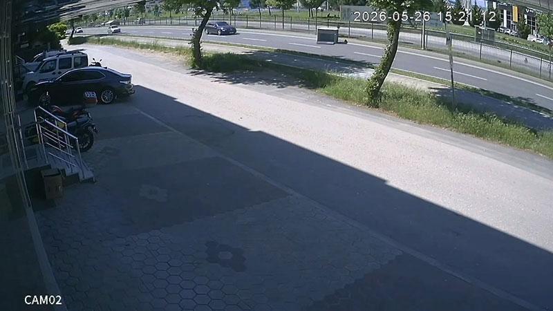 Bursa'da kamyonet kasasından demir kafes düştü; o anlar kamerada