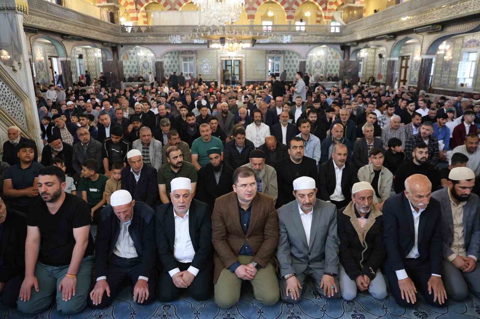 Bayram namazında camiler doldu