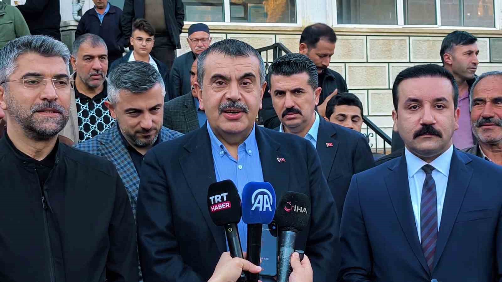 Milli Eğitim Bakanı Yusuf Tekin bayram namazını baba ocağı Uzundere’de kıldı