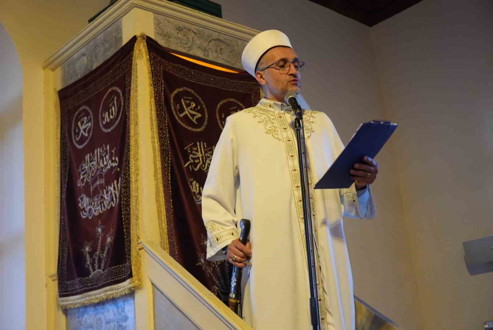 Sultan Abdülmecid’in şifa bulduğuna inanılan camide 100 yıllık kılıçla bayram hutbesi