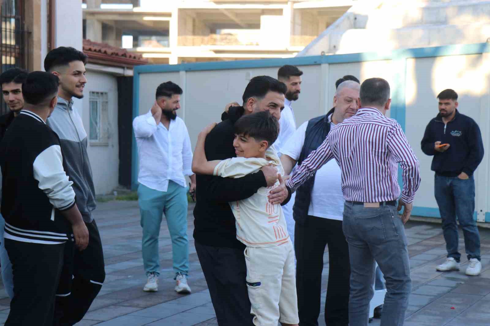 Sakarya’da vatandaşlar bayram namazı için camileri doldurdu