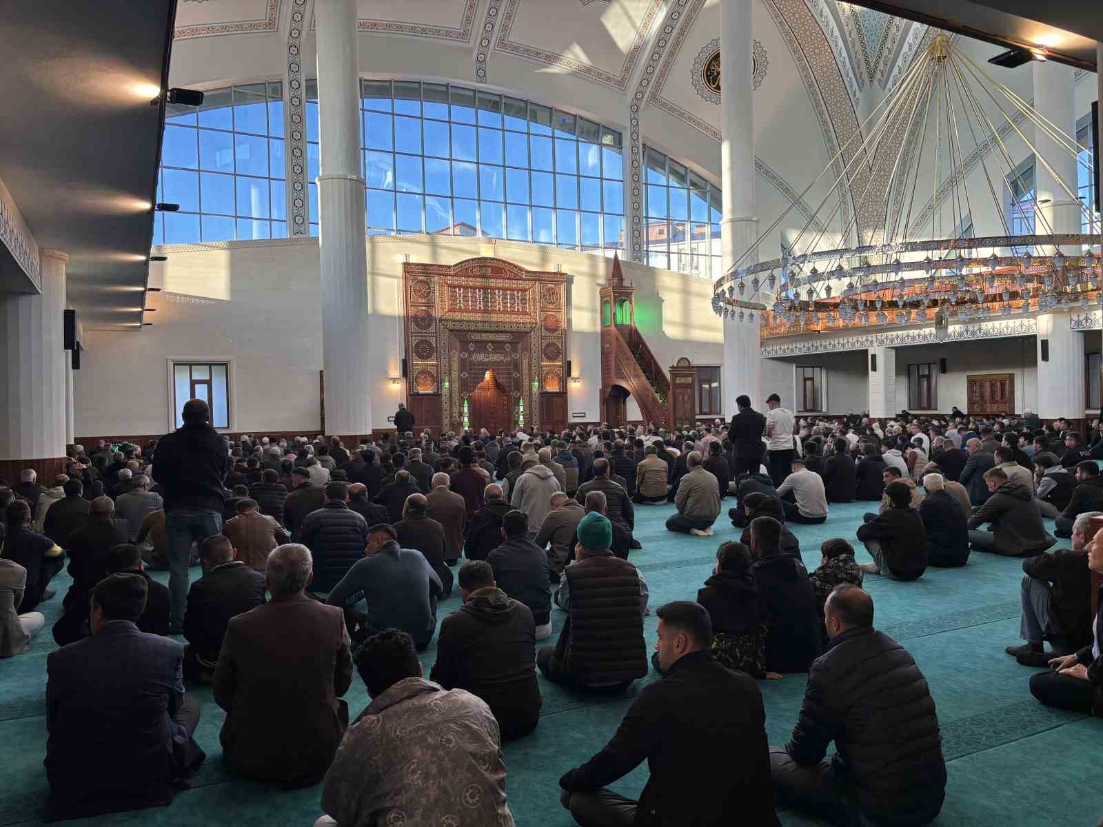 Bingöl’de Kurban Bayramı namazı eda edildi