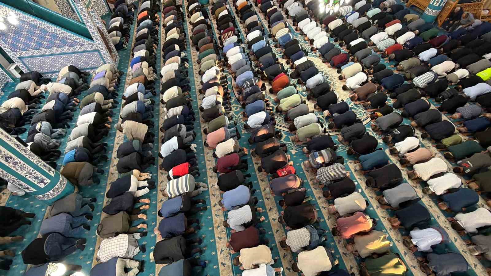 Osmaniye’de bayram namazında camiler doldu, vatandaşlar protokolle bayramlaştı