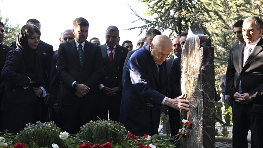 MHP Genel Başkanı Bahçeli, Alparslan Türkeş'in kabrini ziyaret etti
