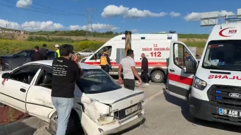 Çorum'da iki otomobil çarpıştı: 4 yaralıÇorum'da iki otomobilin kavşakta çarpıştığı kazada 4 kişi yaralandı.