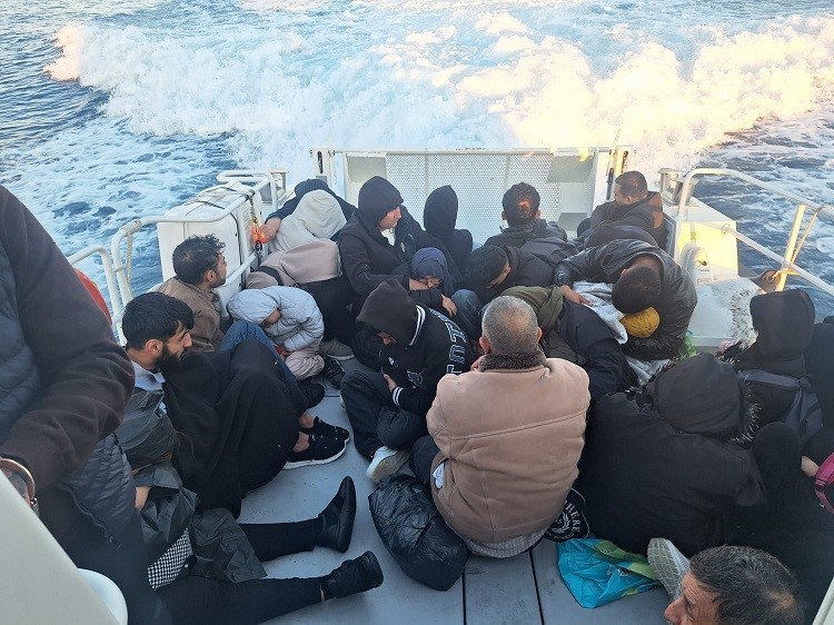 Çanakkale’de mobil radarın tespit ettiği 31 kaçak göçmen yakalandı