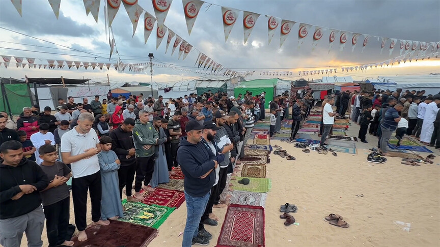 Gazze'de Filistinliler bayram namazını yıkılan camilerin enkazında ve çadır kamplarında kıldı