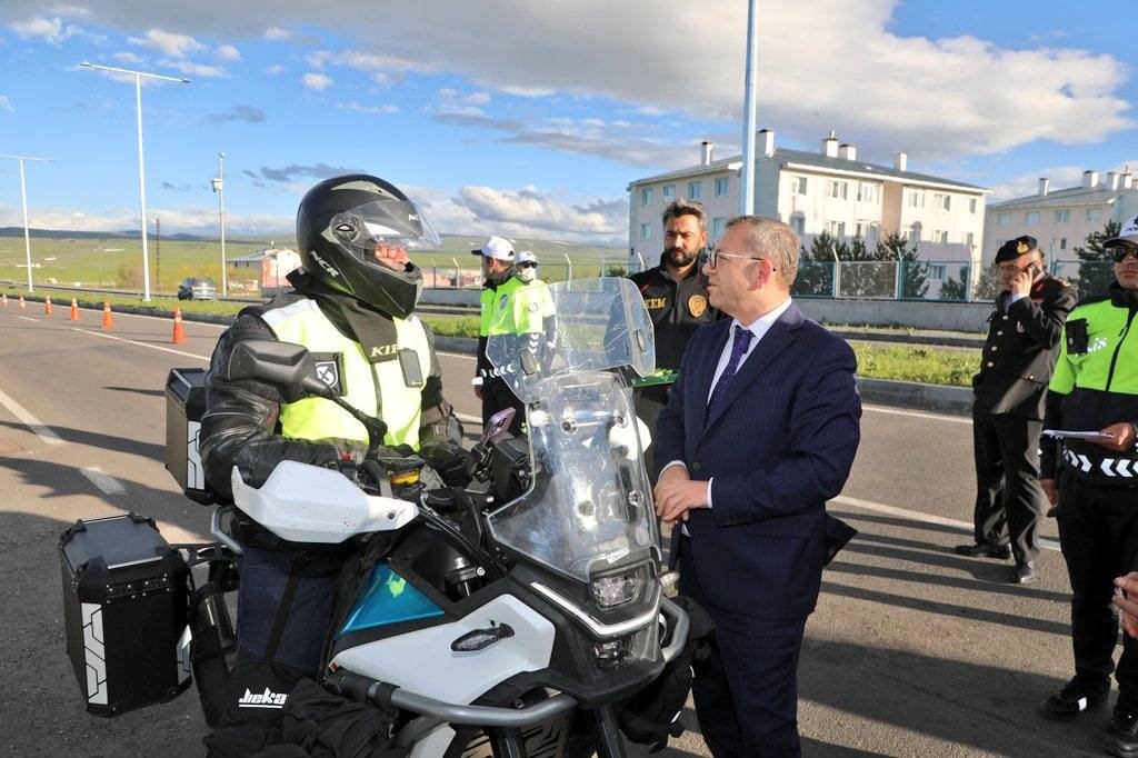 Kars Valisi Ziya Polat’tan bayram mesaisindeki polis ekiplerine ziyaret