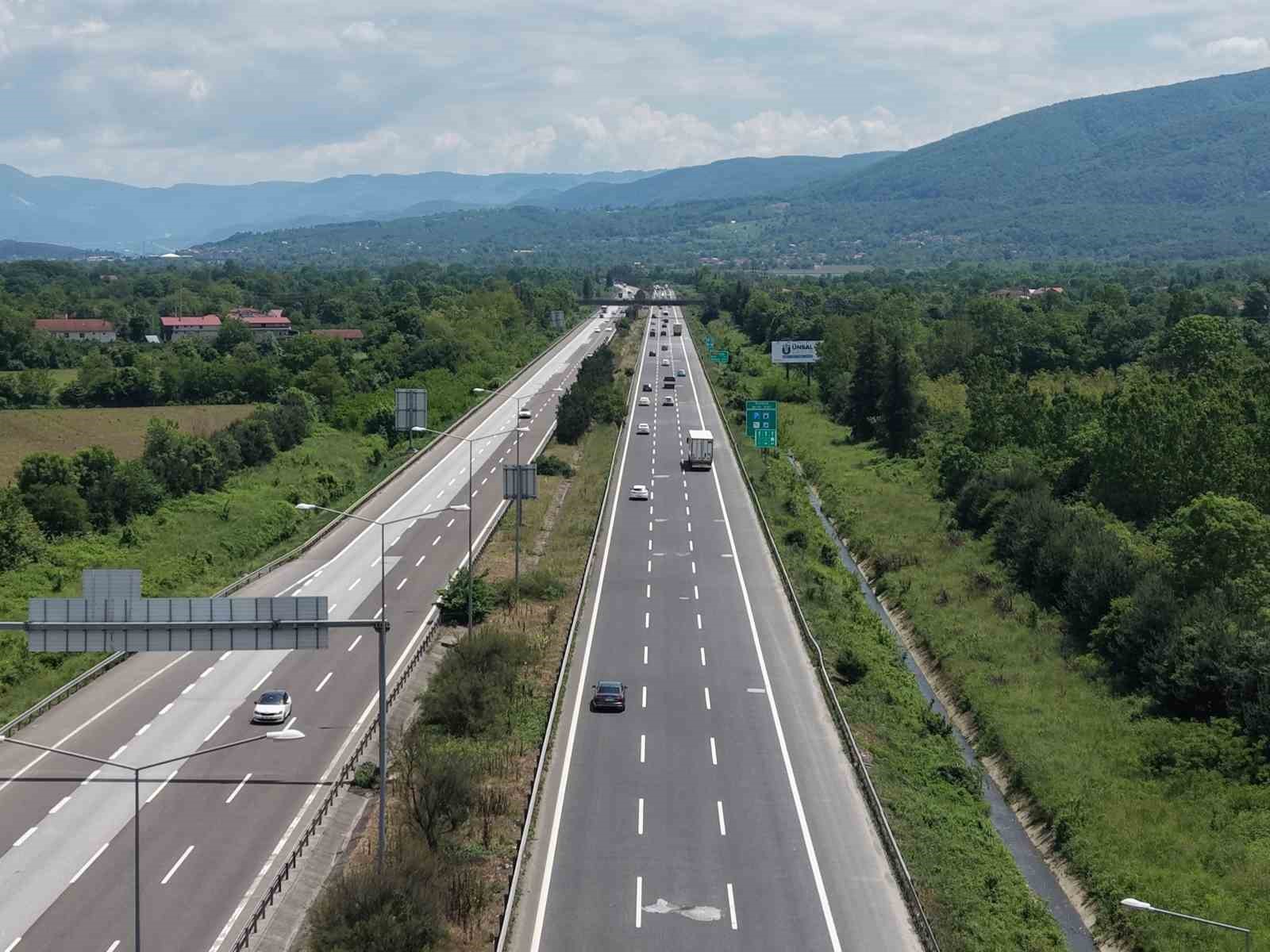 TEM Otoyolu’nun Düzce geçişinde bayramın ilk günü sakin geçiyor