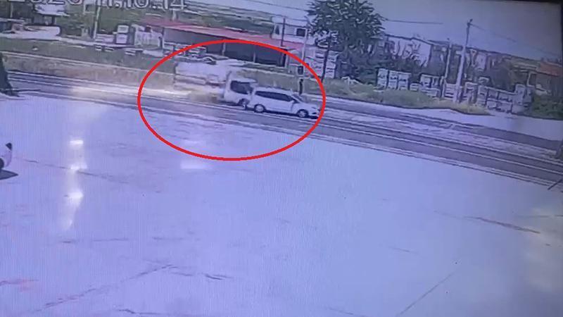 Kurbanlık yüklü kamyonetle hafif ticari aracın çarpıştığı kaza kamerada: 4 yaralı