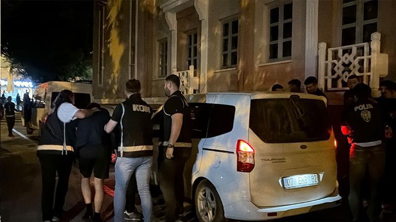 Fethiye Belediye Başkanı Karaca’ya silahlı saldırıya 6 tutuklamaMuğla’nın Fethiye İlçe Belediye Başkanı Alim Karaca’ya yönelik gerçekleştirilen silahlı saldırıyla ilgili gözaltına alınan 6 şüpheli tutuklandı.