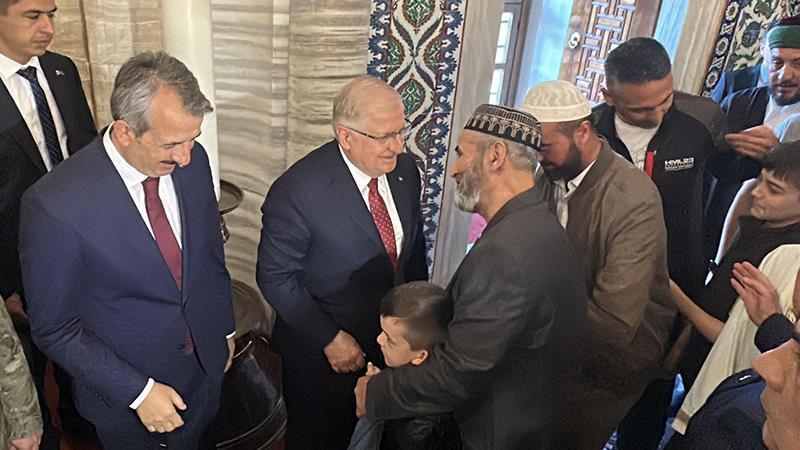 Bakan Güler, bayram namazını Selimiye Camisi'nde kıldıMilli Savunma Bakanı Yaşar Güler, bayram namazını Edirne'de Selimiye Camisi'nde kıldı.