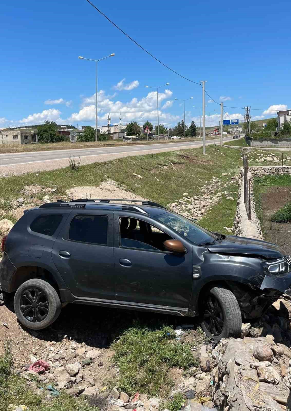 Siirt’te kontrolden çıkan otomobil yol kenarına savruldu: 2 yaralı