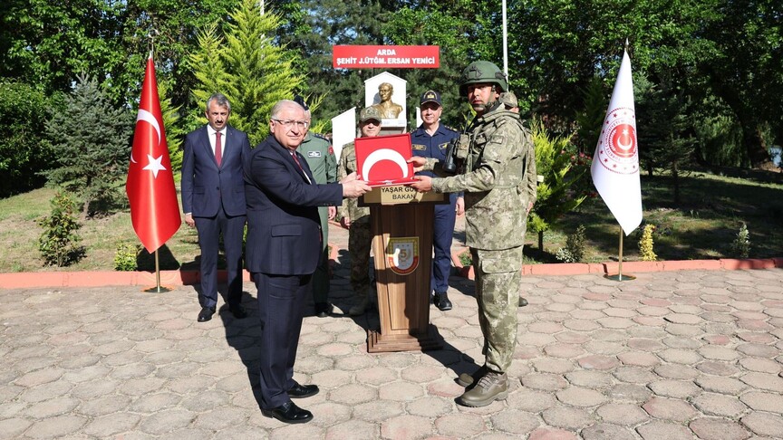 Milli Savunma Bakanı Güler, Edirne'de Mehmetçikle bayramlaştı