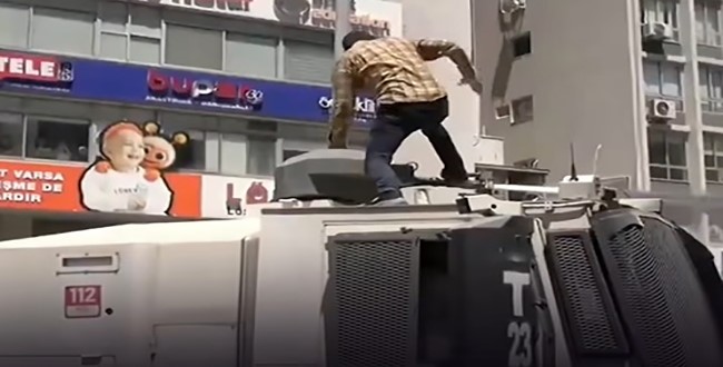 TOMA’nın üstüne çıkıp zarar veren saldırgan tutuklandı