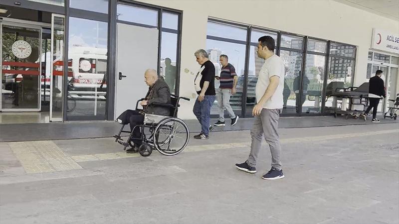 Esenyurt ve Kartal'da acemi kasaplar hastanelere başvurduKurban Bayramı'nın ilk gününde kurban kesmeye çalışırken yaralanan acemi kasaplar hastanelere başvurdu. Eline 2 dikiş atılan Mehmet Aydın, "Kurban etini doğrarken elimi kestim, 2 dikiş atıldı" dedi.