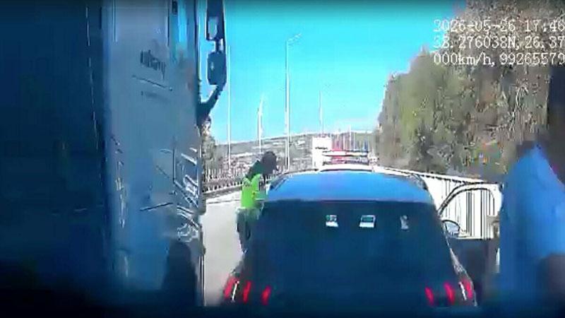 TIR’ın çarptığı uzman çavuş yaralandı; kaza kameradaİzmir’in Çeşme ilçesinde, arızalanan otomobilin güvenliğini sağlamaya çalışırken TIR’ın çarptığı Uzman Çavuş Ö.S. yaralandı. Kaza, başka bir aracın kamerasına yansıdı.