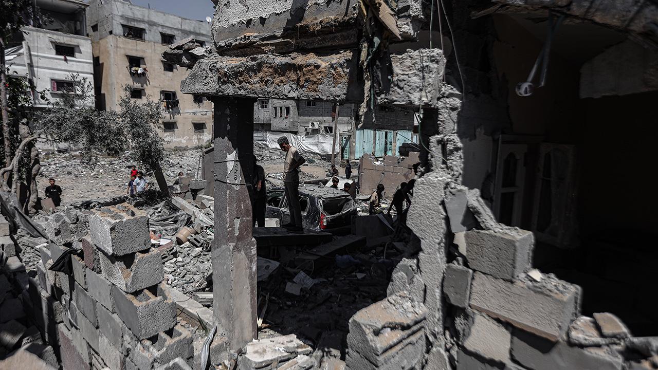 Katil İsrail Gazze'de bir binayı vurdu: 7 ölü, 18 yaralı