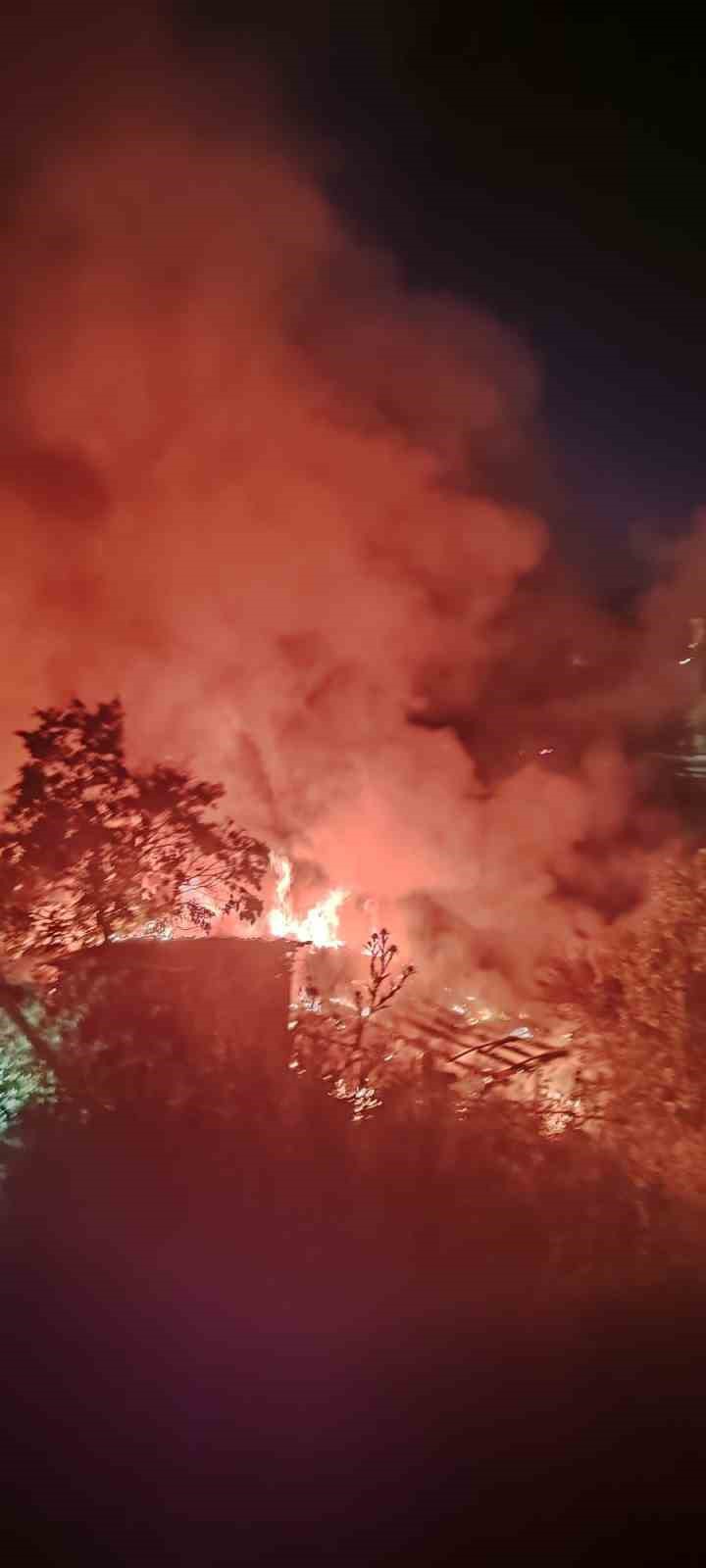 Sultanbeyli’de korkutan gecekondu yangını