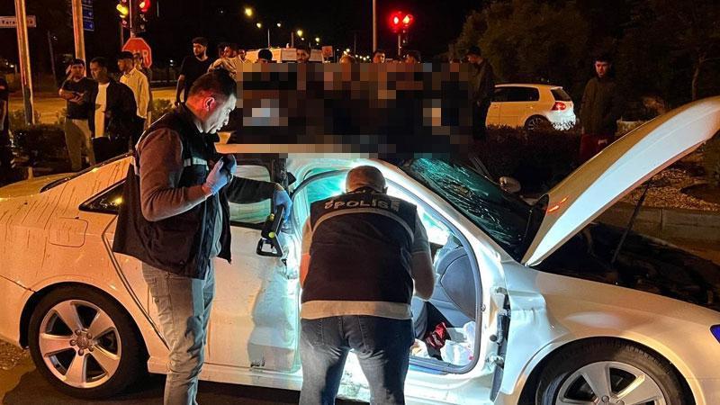 Kazada otomobilin üzerine savrulan motosiklet sürücüsü öldü