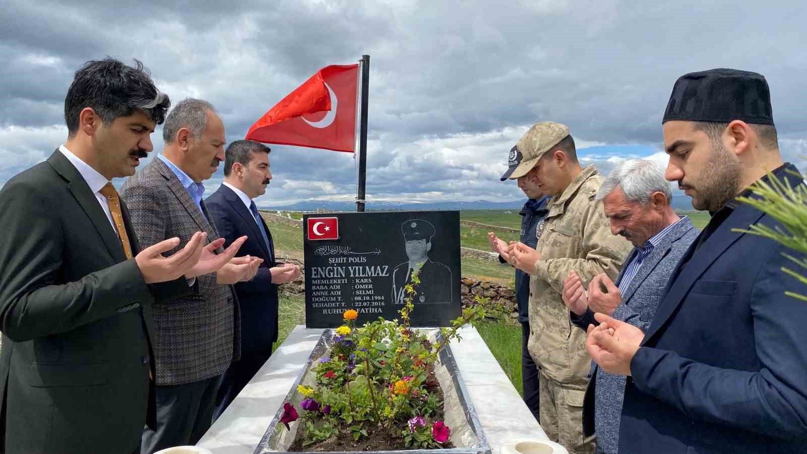 Arpaçay’da bayramda duygulandıran şehitlik ziyareti