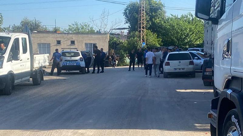 Arazi anlaşmazlığı kavgası: 1 ölü, 2 yaralıAdana’nın Kozan ilçesinde arazi anlaşmazlığı nedeniyle çıkan silahlı kavgada Sinan Köten hayatını kaybetti, 2 kişi de yaralandı. Kavganın ardından inceleme başlatan polis ekipleri, 2 şüpheliyi gözaltına aldı.