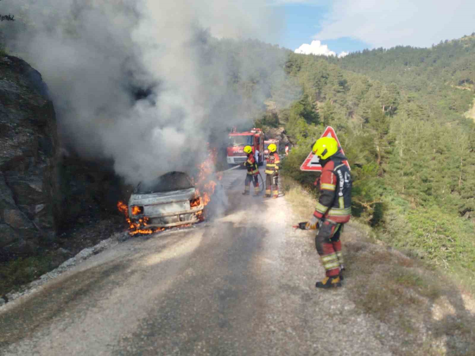 Dursunbey’de araç yangını ormana sıçradı