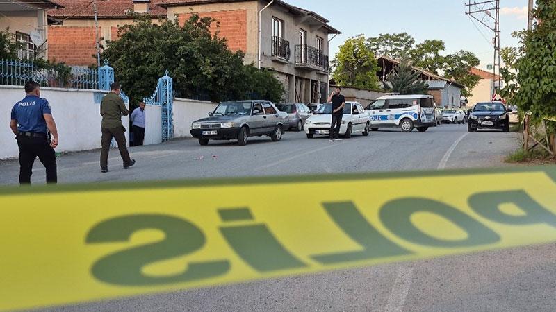 Malatya'da sürücülerin trafikte silahlı kavgası: 2 yaralıMalatya'nın Battalgazi ilçesinde iki otomobil sürücüsü arasında çıkan, silah ve bıçakların kullanıldığı kavgada 2 kişi yaralandı.