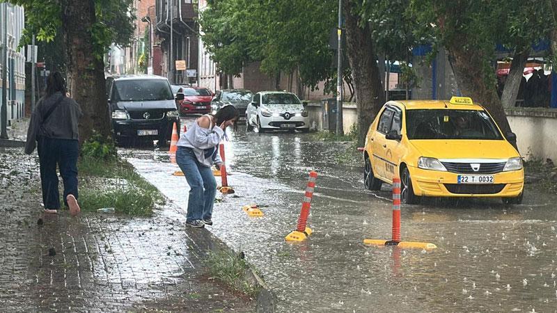 Edirne'de dolu ve sağanak etkili olduEdirne'de aniden bastıran sağanak ve ardından dolu yağışı hayatı olumsuz etkiledi.