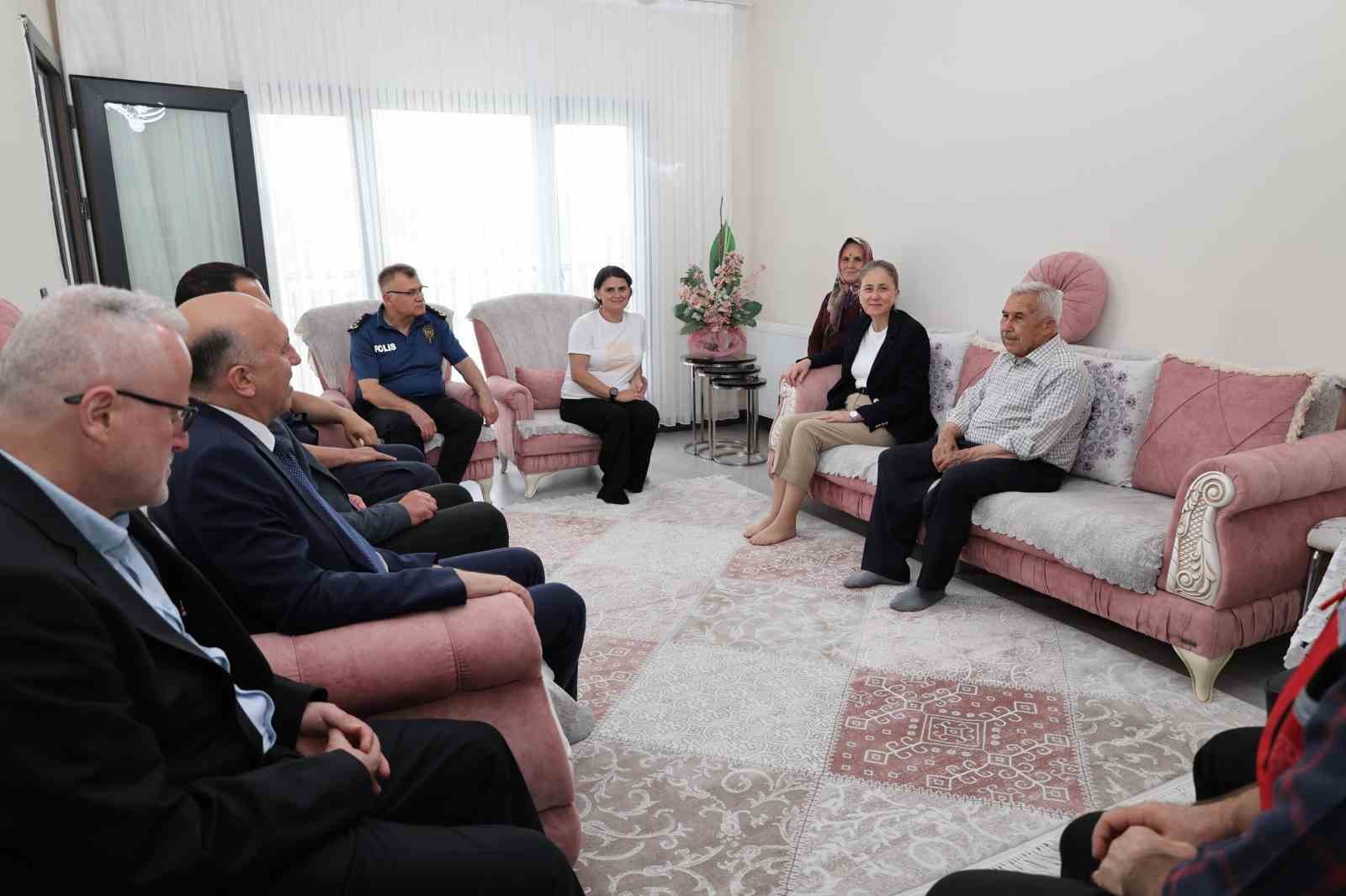 Kaymakam Küpeli şehit ailelerini unutmadı