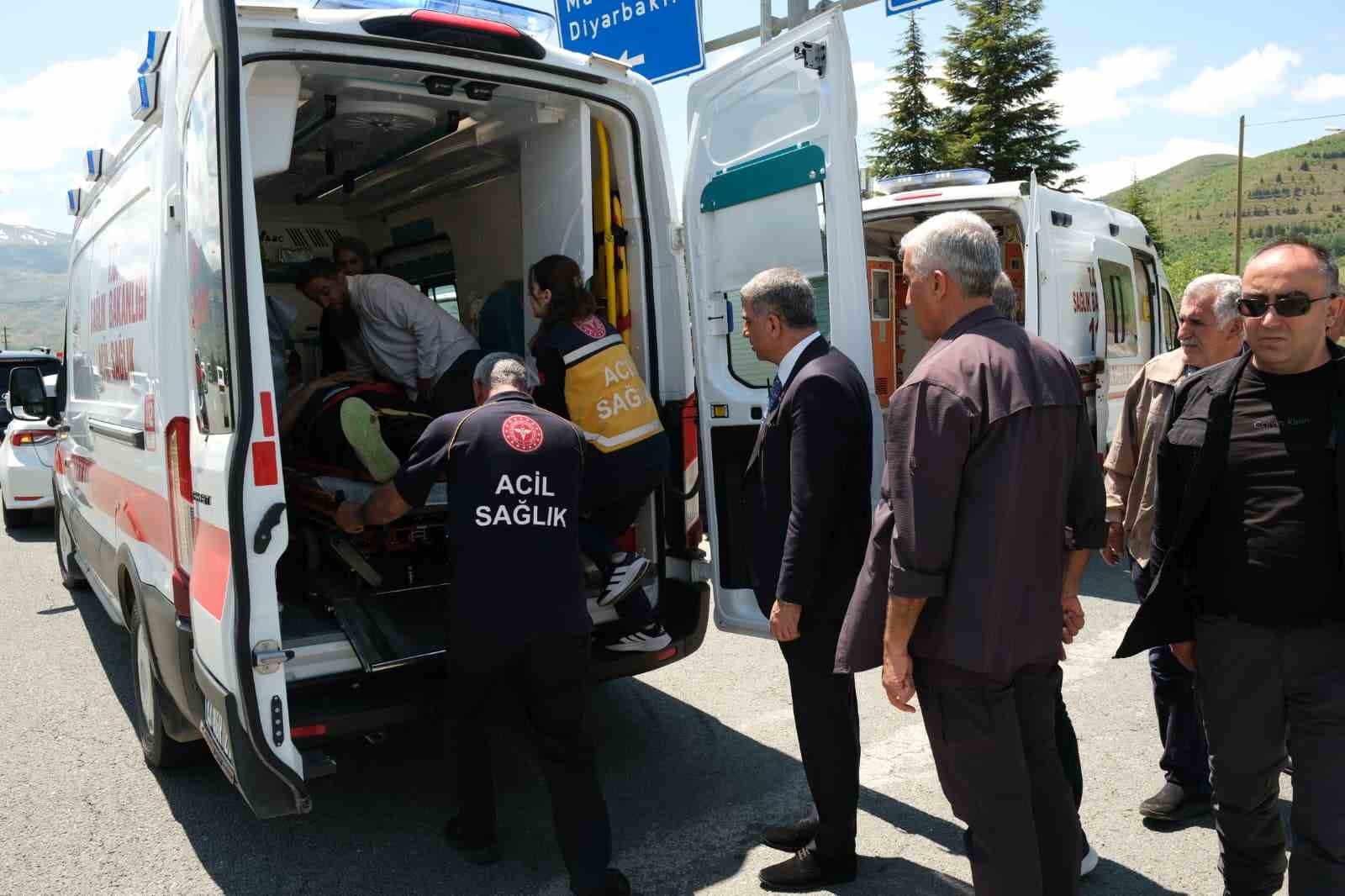Elazığ’da otomobil aydınlatma direğine çarptı: 1’i bebek 4 yaralı