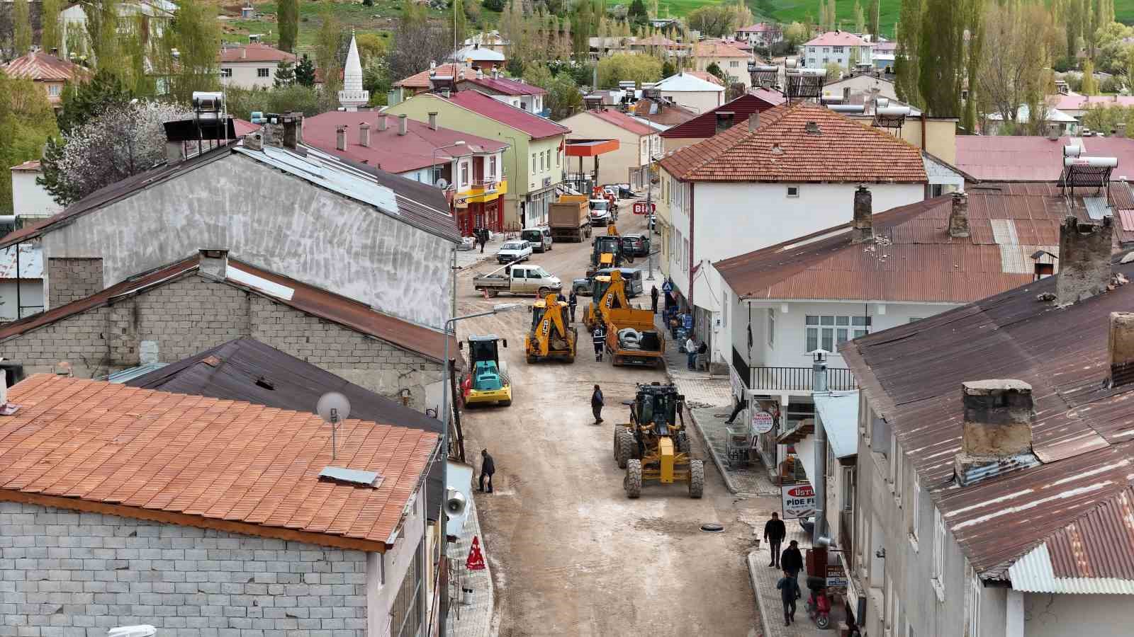 Büyükşehir’den Sarız’daki 1,3 kilometrelik ana arterde yol yapım ve sıcak asfalt çalışması