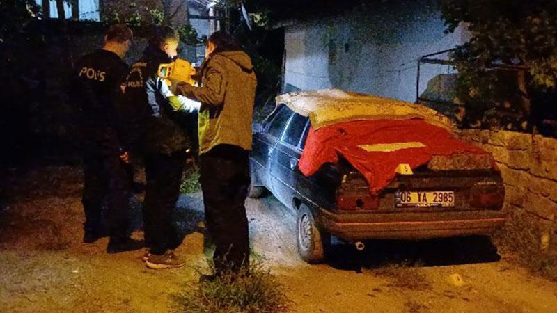 Babasının evinin önünde tüfekle ateş açtıÇorum'da bir kişi, babasına ait evin önüne gelerek tüfekle ateş açtı. Olayda yaralanan olmazken, park halindeki bir araç zarar gördü.