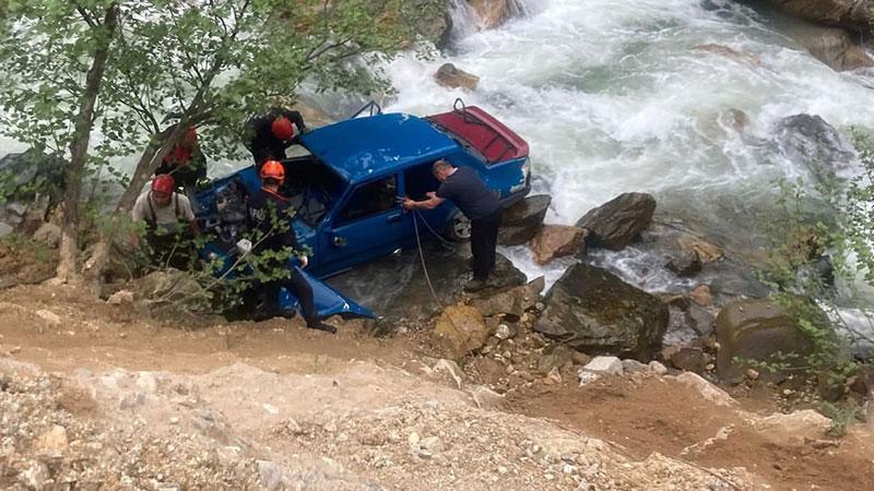 Otomobil dereye düştü; karı-koca öldü, 1 yaralıGiresun’un Espiye ilçesinde yayladan dönüş yolunda kontrolden çıkıp dereye yuvarlanan otomobilde sürücü Sefer (46) ile eşi Nazmiye Akgün (43) hayatını kaybetti, 1 kişi yaralandı.