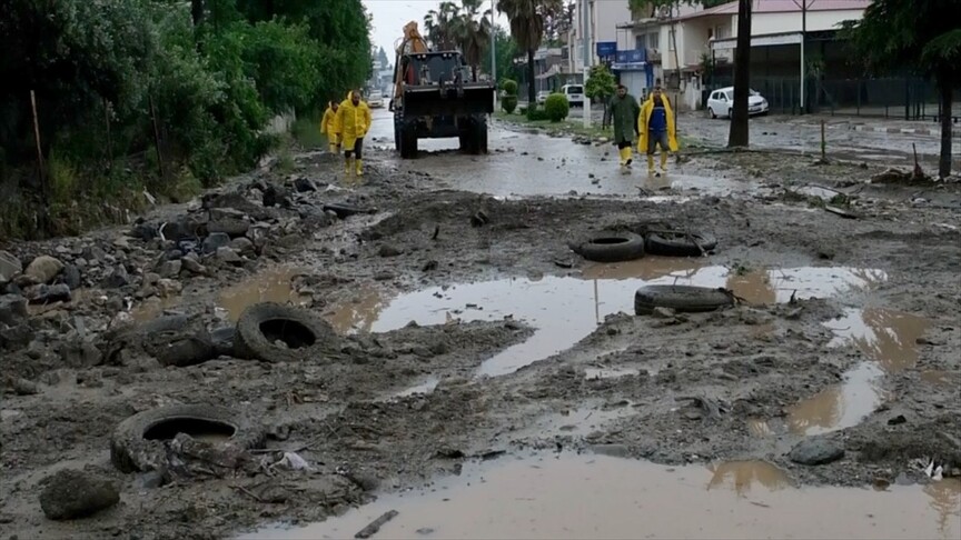Bazı illerde sağanak yaşamı olumsuz etkiledi