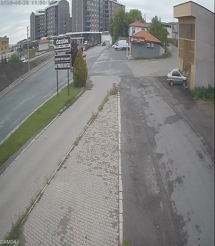 Direksiyonda bayıldı, boş dükkana çarparak durabildi