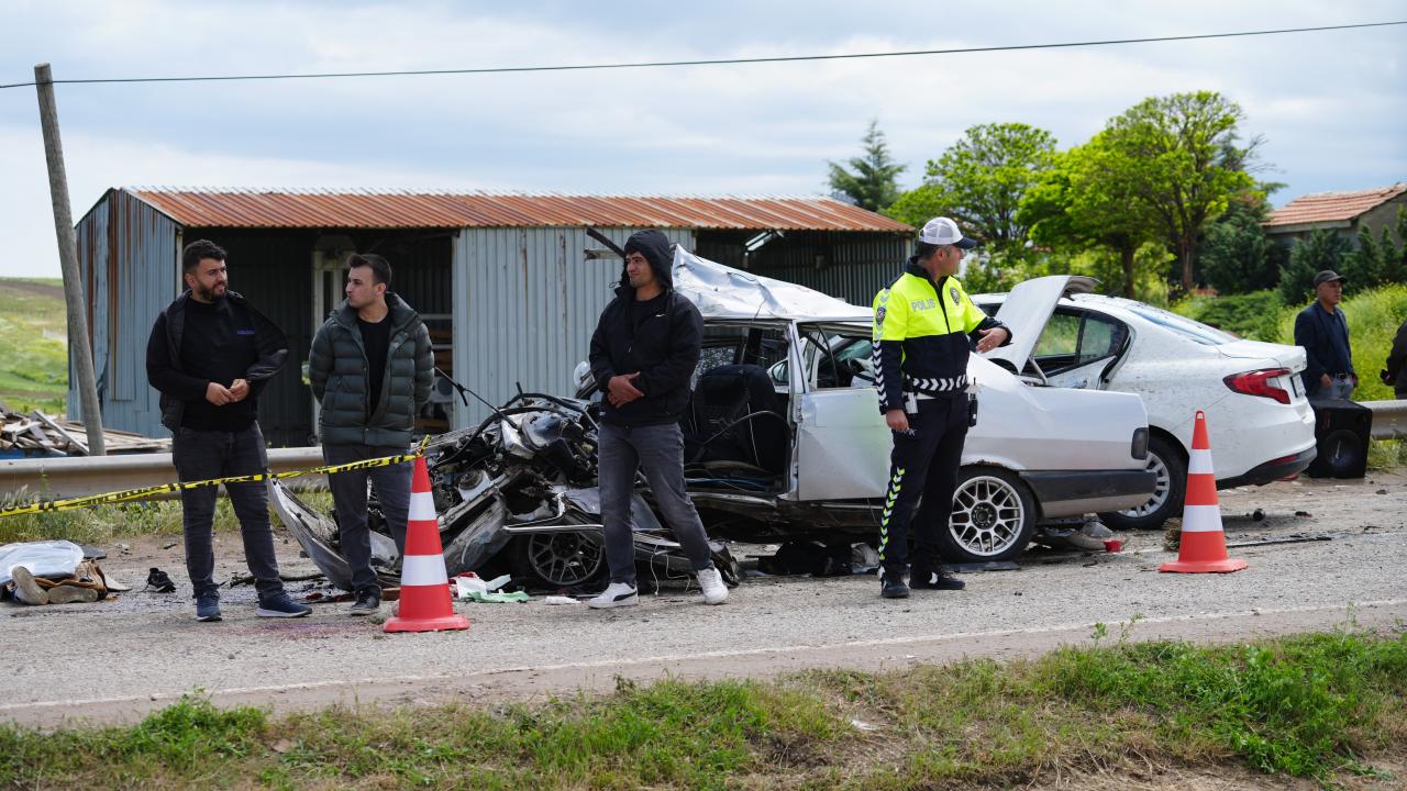 Kırıkkale'de iki otomobil çarpıştı: 1 ölü, 8 yaralı