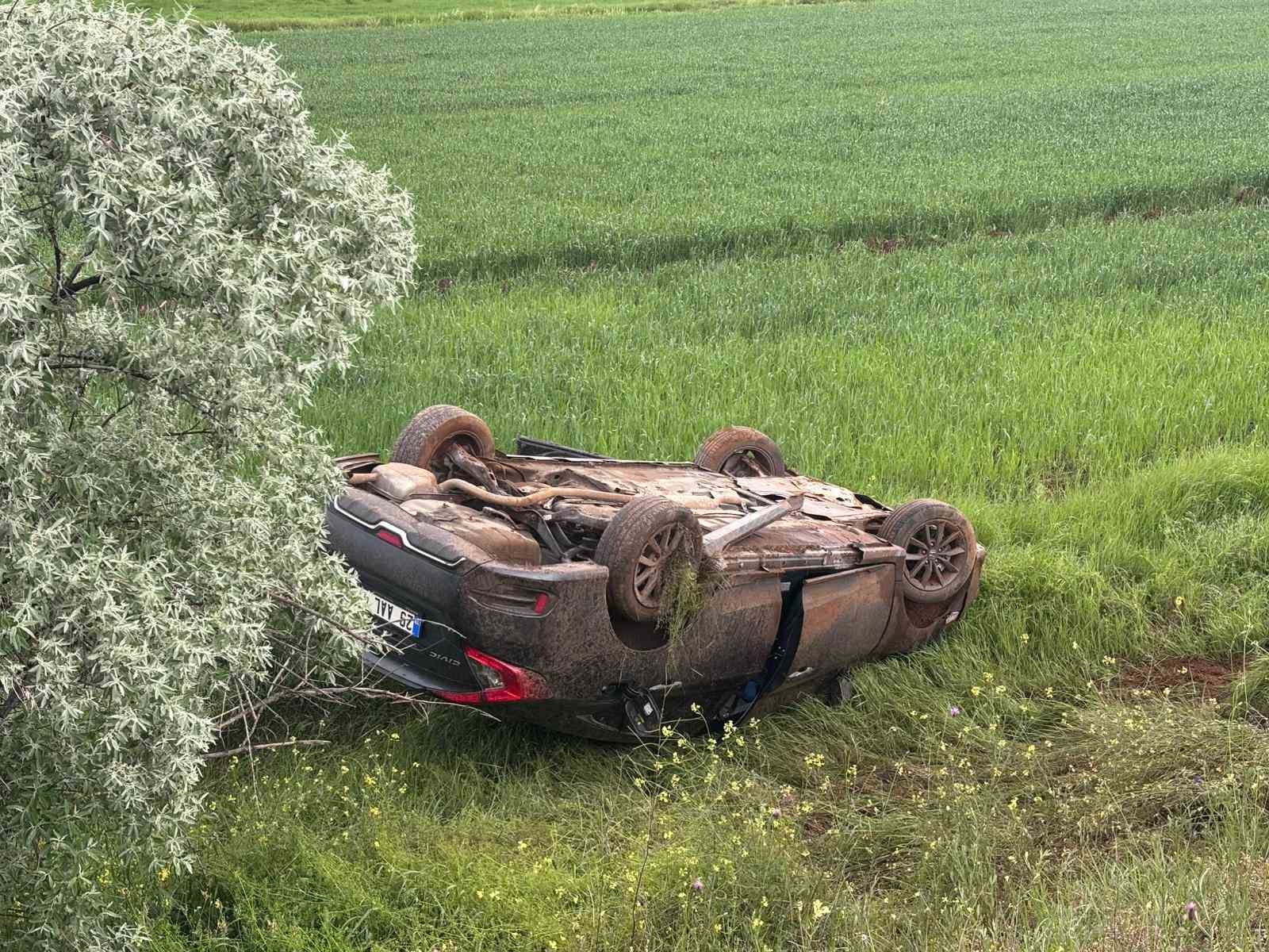 Erzincan’da şarampole devrilen otomobildeki 4 kişi yaralandı