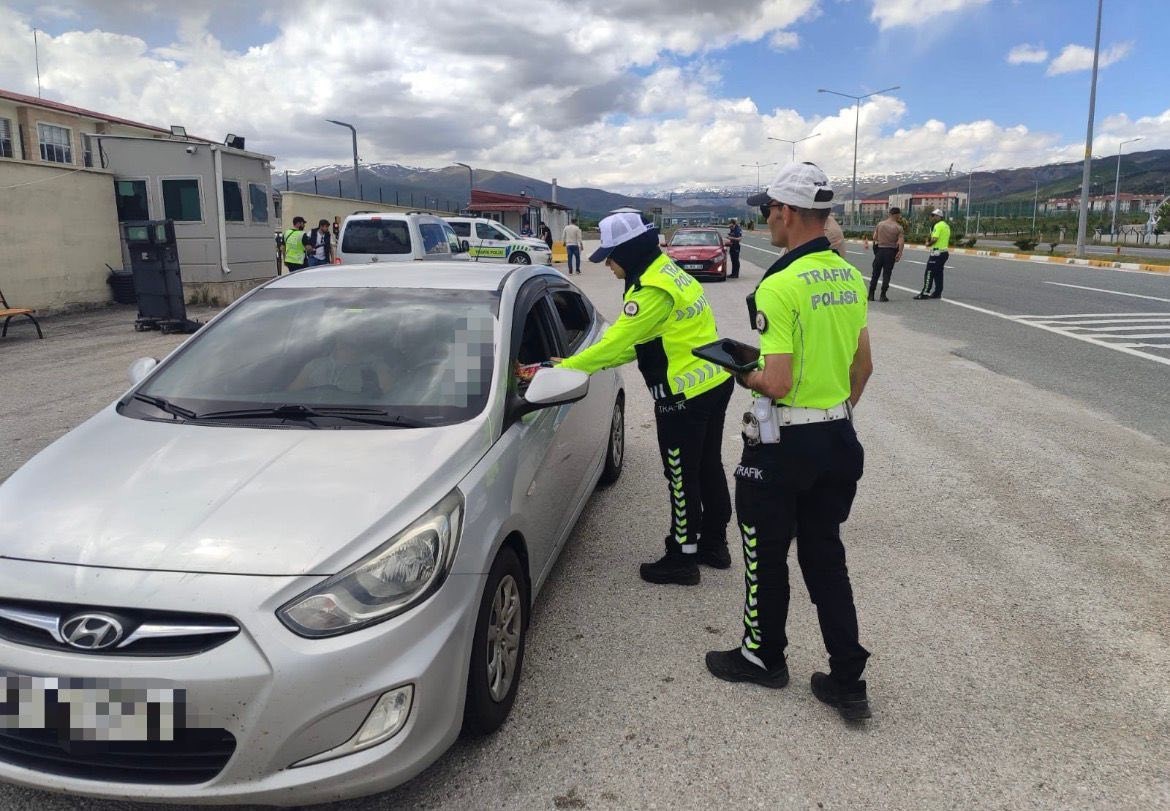 Erzincan’da bayram tedbirleri kapsamında sivil otobüs denetimi yapıldı