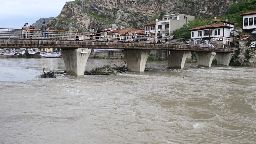Amasya'da etkisini sürdüren sağanak Yeşilırmak'ın debisini yükseltti
