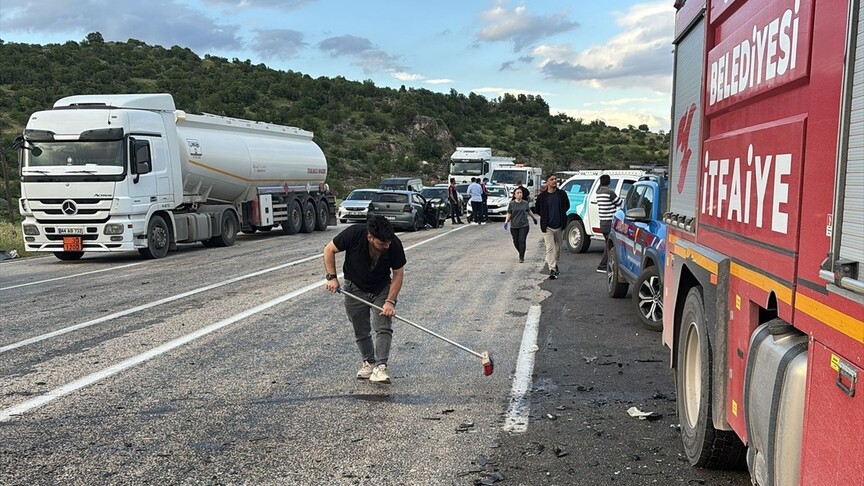 Adıyaman'da iki otomobilin çarpıştığı kazada 3 kişi öldü, 5 kişi yaralandı