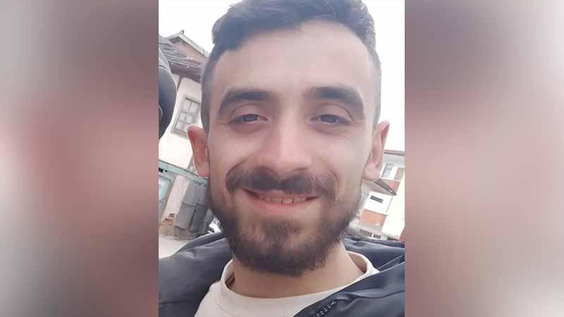 Elindeki av tüfeği boşaltırken ateş aldı, kuzeni öldüKarabük'ün Safranbolu ilçesinde Y.D.'nin (26) av tüfeğini boşalttığı sırada silahın ateş alması sonucu başına saçma isabet eden kuzeni Adem Demirel (23), hayatını kaybetti.