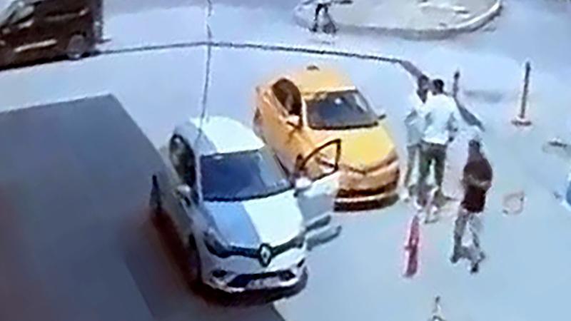 Trafikte tartıştığı taksiciyi takip edip, bıçakladı; olay kameradaAdana'da otomobil sürücüsü, trafikte tartıştığı taksi şoförü Hamza A.'yı aracıyla takip edip, akaryakıt istasyonunda bıçakladı. Şüpheli kaçarken, olay güvenlik kamerasına yansıdı.