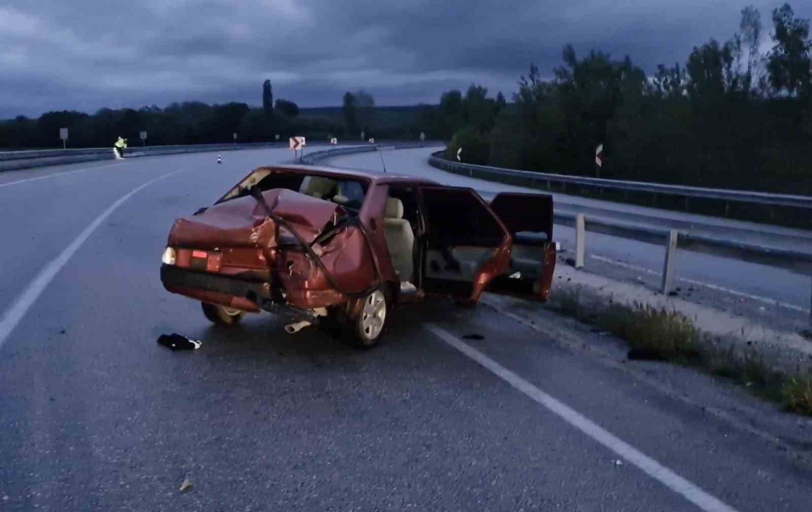 Çorum’da otomobil bariyerlere çarptı: 2 yaralı