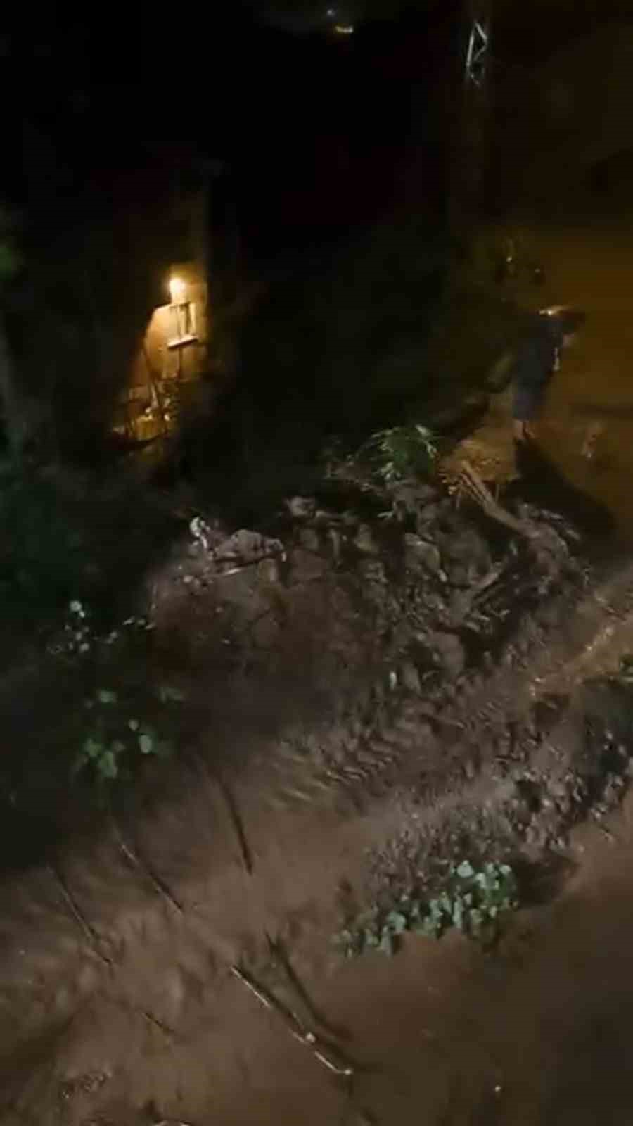 Ardeşen’de heyelan: Köy yolu ulaşıma kapandı