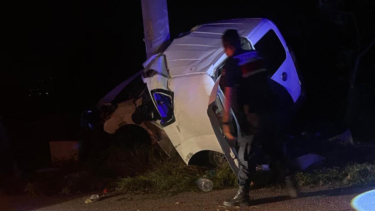 Elektrik direğine çarpan araç hurdaya döndü: 2 ölü, 2 yaralı