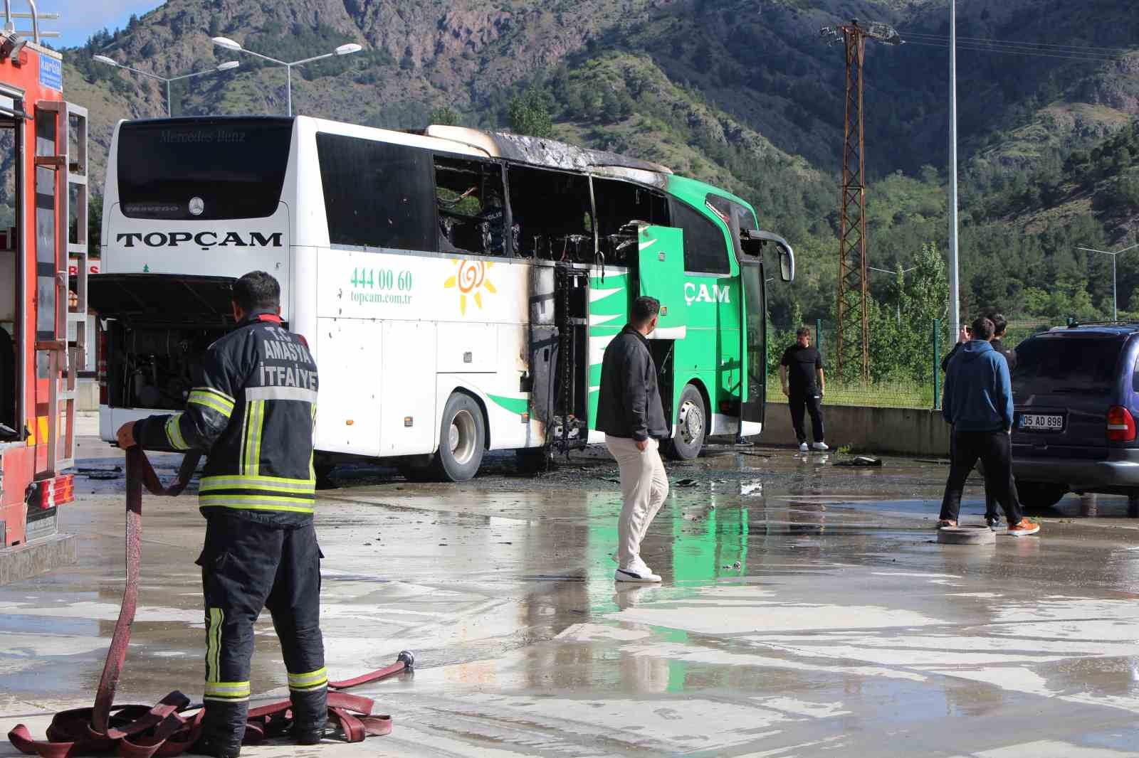 Amasya’da otobüs terminalinde park halindeki yolcu otobüsü yandı