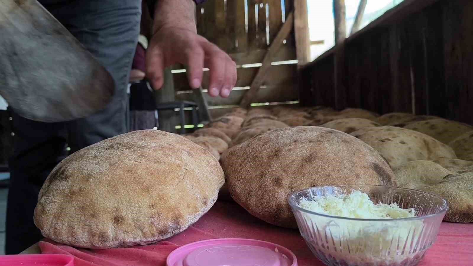 Uzundere’de doğal ekmek mesaisi: Taleplere yetişemiyorlar